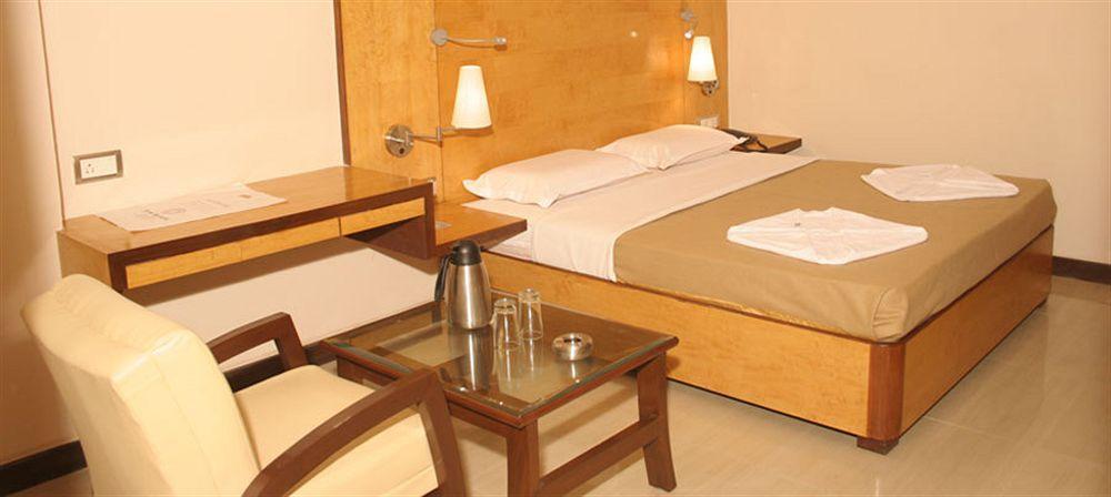 העיר בנגלור Hotel Kanishka Phg מראה חיצוני תמונה