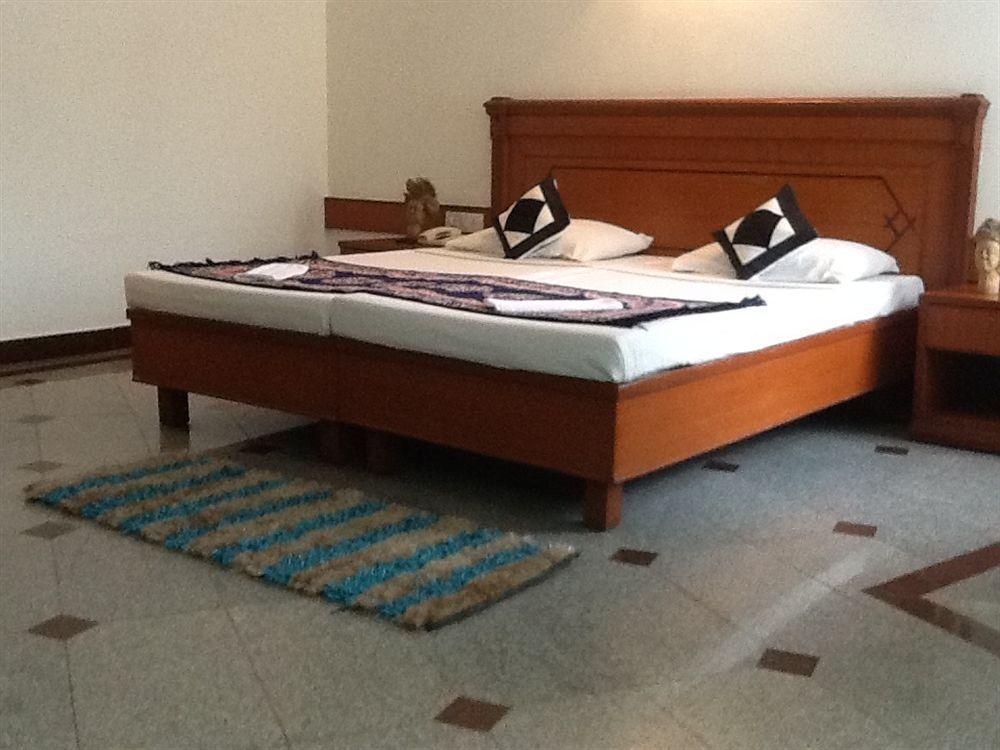 העיר בנגלור Hotel Kanishka Phg מראה חיצוני תמונה