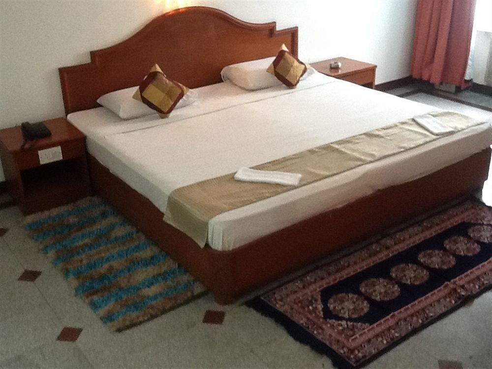 העיר בנגלור Hotel Kanishka Phg מראה חיצוני תמונה